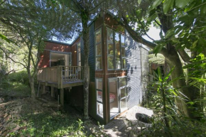 Ted's Cottage near Little Oneroa Beach by Waiheke Unlimited, Auckland